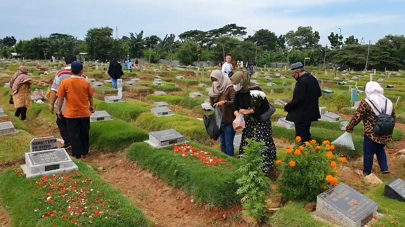 Hari Kedua Lebaran, Peziarah Padati TPU Khusus Covid-19 di Rorotan