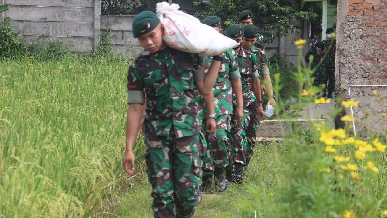Yonif Raider 300 BJW Salurkan Zakat Fitrah kepada 613 Warga Karangtengah Cianjur