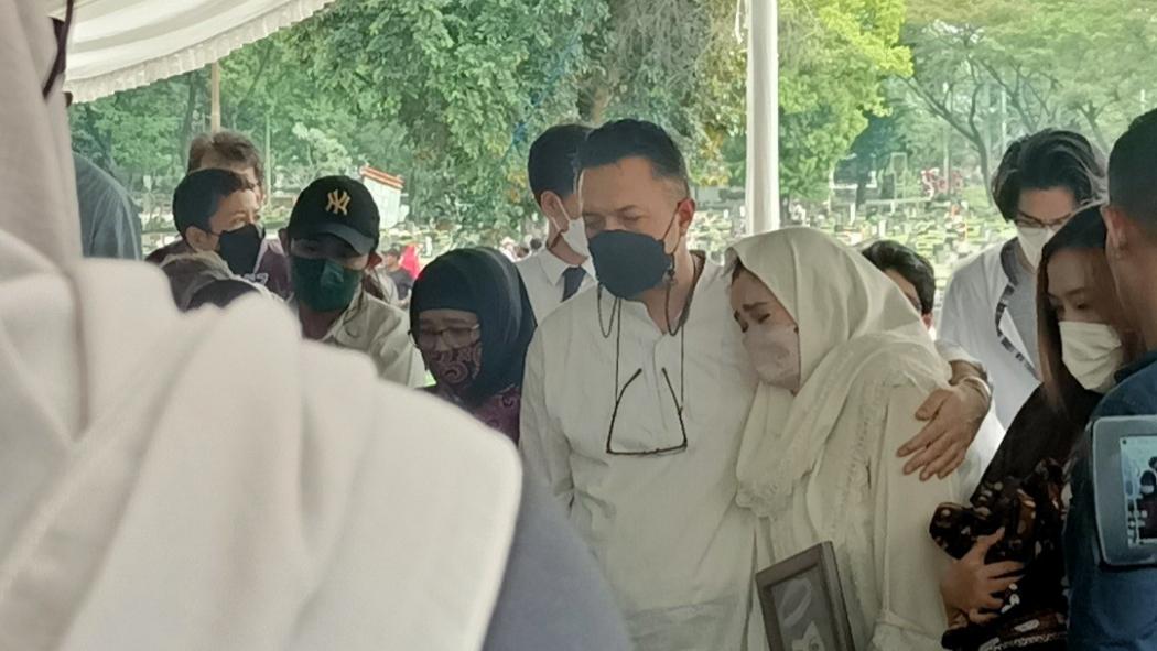 Tangis Nia Zulkarnaen Pecah saat Pemakaman Mieke Wijaya: Mama Adalah Ibu Luar Biasa