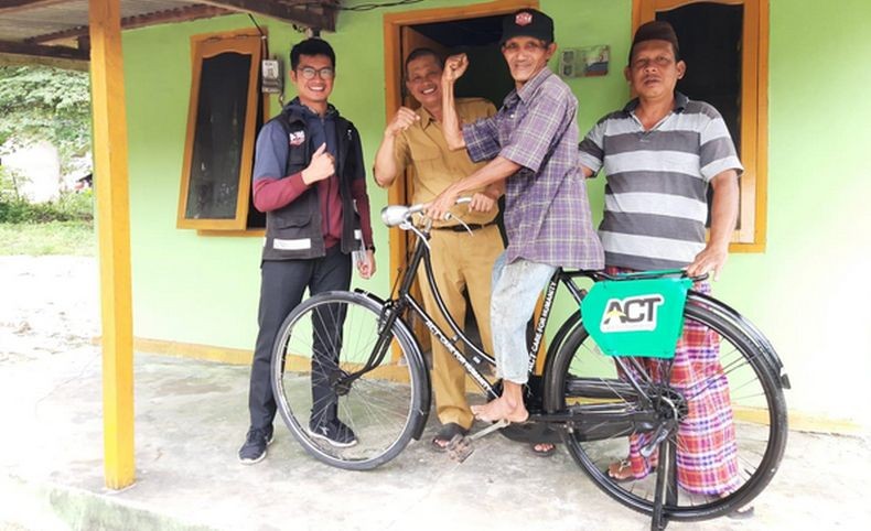 Hasan Semringah Dapat Sepeda Baru untuk Berkebun