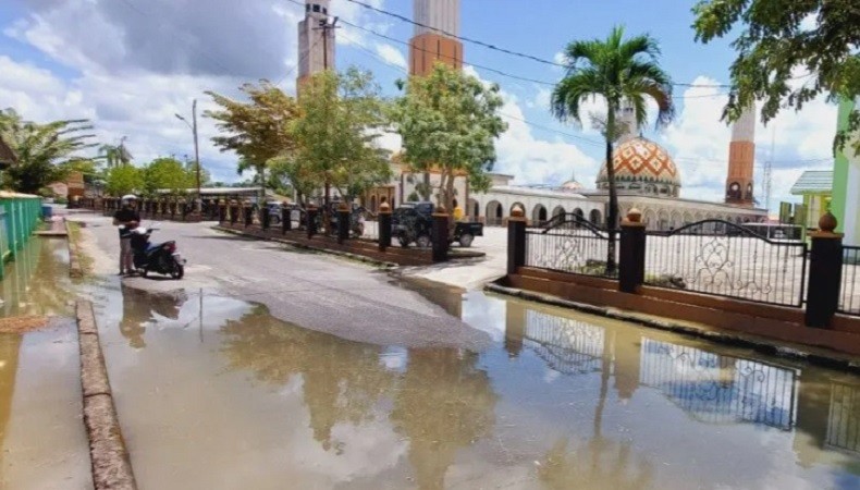 Warga Bulungan Lebaran di Tengah Banjir akibat Luapan Sungai Kayan