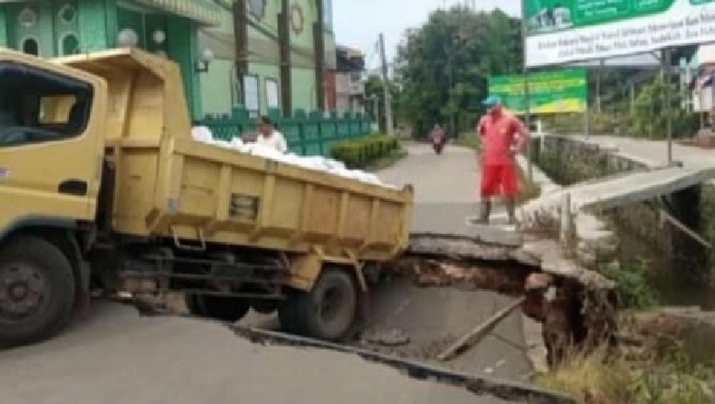 Jalan di Puri Pamulang Tangsel Ambles usai Dilewati Truk Pasir