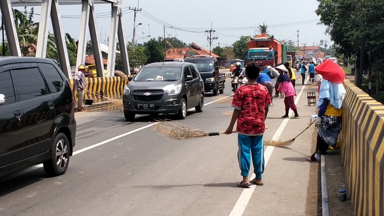 Jelang Mudik Lebaran, Pengais Uang Receh di Jembatan Sewo Indramayu Menjamur