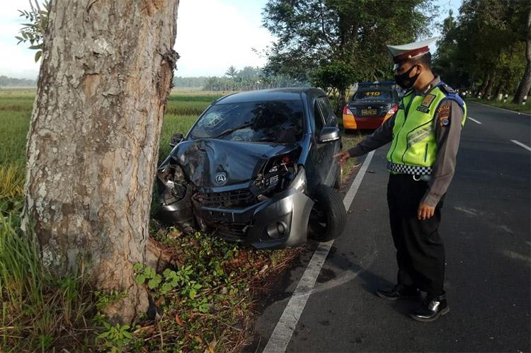 Mengantuk saat Mengemudi, Polisi Tabrak Pohon di Tepi Jalan