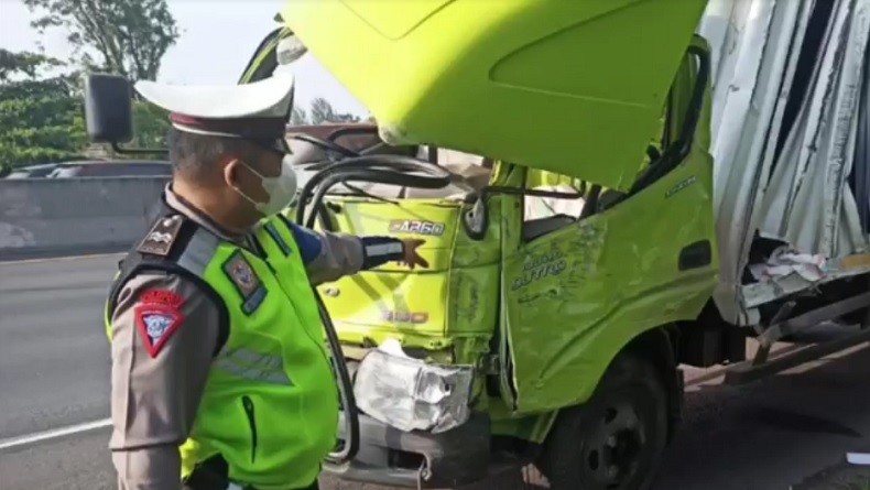 Truk Boks Oleng Hantam Pilar Jembatan Tol Surabaya-Gempol Terekam Kamera