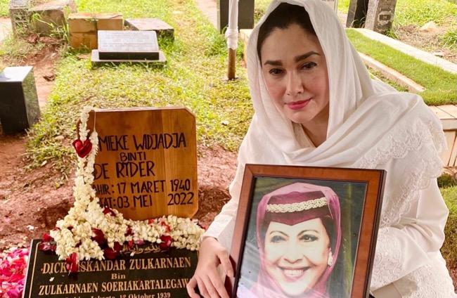 Nia Zulkarnaen Berharap Almarhum Mieke Wijaya Bertemu Mendiang Ayah di Surga