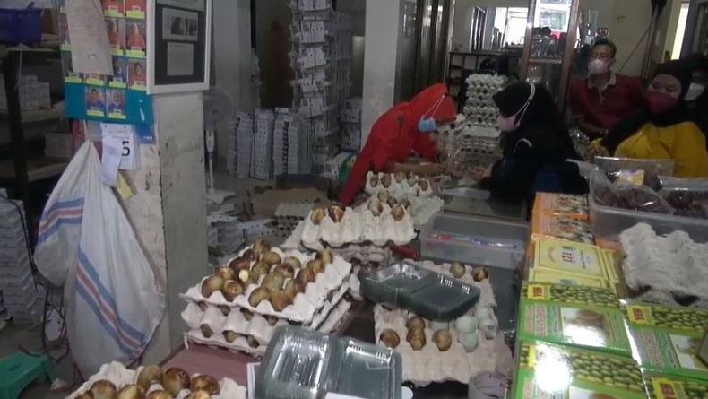 Oleh-Oleh Telur Asin di Pantura Brebes Diserbu Pemudik saat Arus Balik Lebaran 