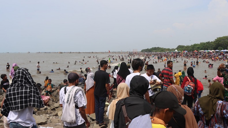 Pantai Tanjung Pasir Diserbu Warga Tangerang hingga Kelebihan Kapasitas