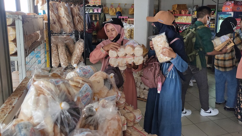 Pemudik dari Bakauheni Justru Beli Oleh-Oleh Khas Lampung di Merak, Ini Alasannya
