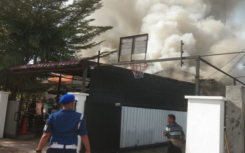 Pabrik Roti di Padang Kebakaran, Diduga karena Alat Pendingin Ruangan Meledak