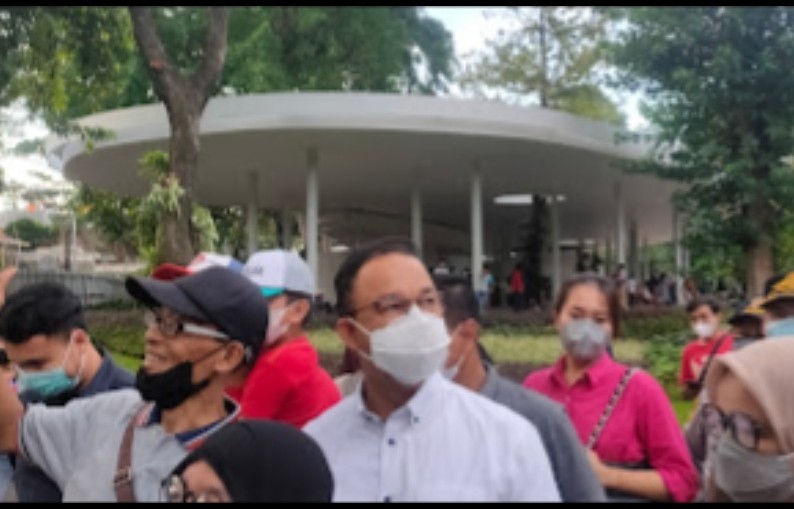 Anies Sapa Warga di Tebet Ecopark, Diajak Foto hingga Selfie oleh Warga