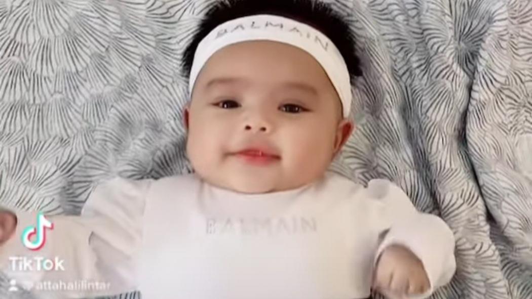 Gemas Baby Ameena Pakai Headband, Netizen: Gaya Papanya Banget