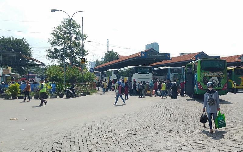 Arus Balik di Terminal Purabaya Mulai Dipadati Penumpang yang Bersiap Masuk Kerja