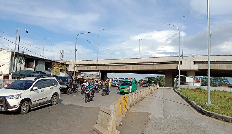 Ratusan Ribu Kendaraan Masuk Nagreg Bandung, Polisi Berlakukan Contra Flow 