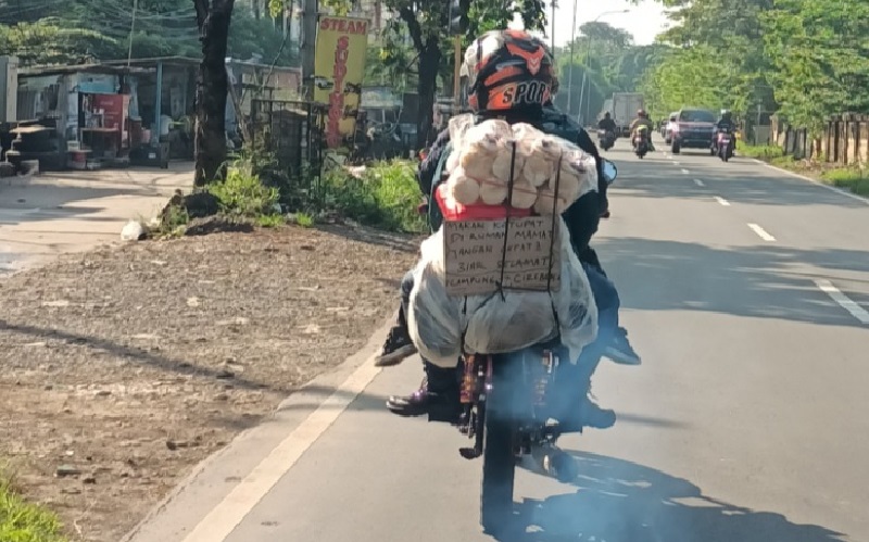 Pemudik Pasang Tulisan Pantun saat Lintasi Kalimalang: Jangan Cepat-Cepat Biar Selamat
