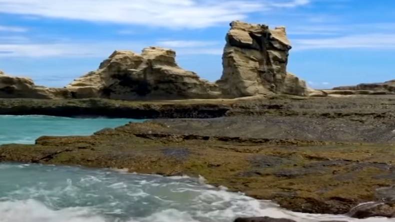 6 Pantai Indah di Pacitan yang Cocok untuk Wisata Touring, Nomor 5 Ada Air Terjunnya