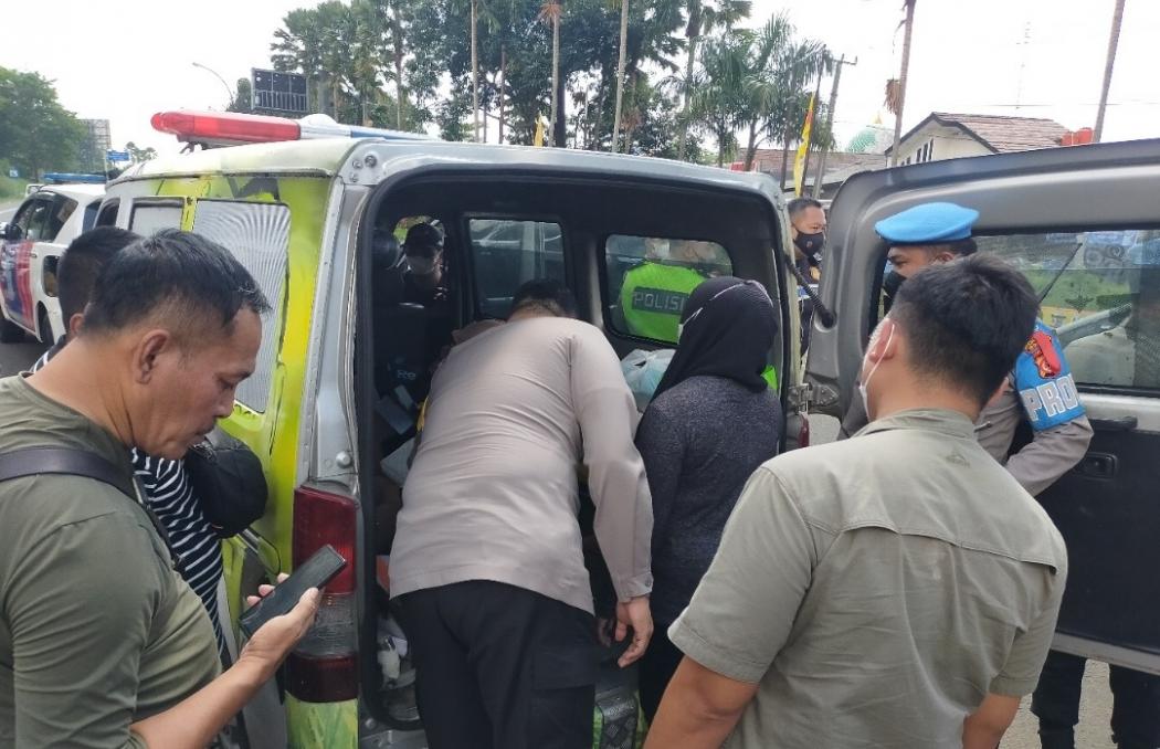 Ingin Bebas Macet di Puncak, Wisatawan Asal Jakarta Numpang Ambulans