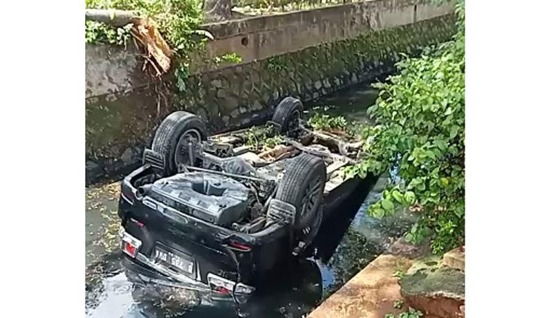 Hilang Kendali, Fortuner Terguling Masuk Kali di Kelapa Gading