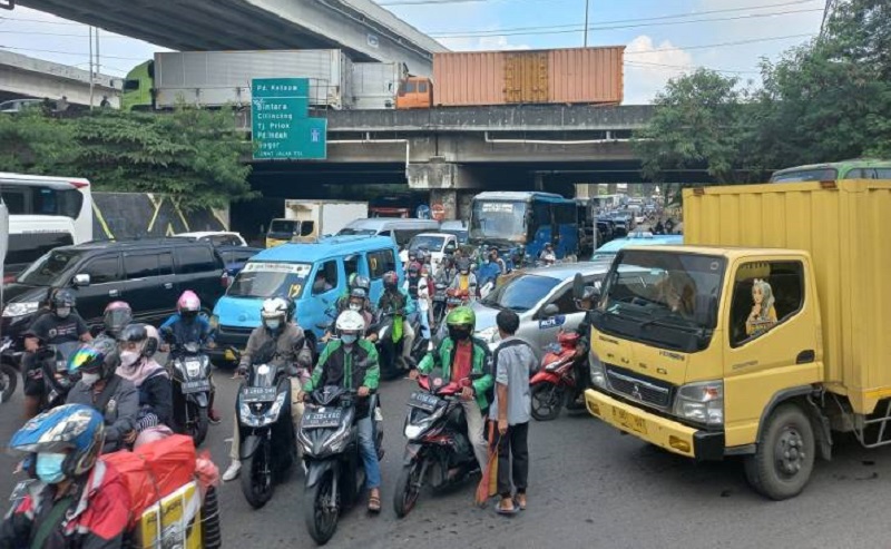 Ngeri, Kalimalang Macet Berkilo-kilometer Imbas One Way Tol Arah Jakarta