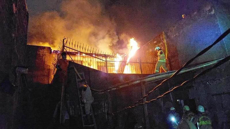  Rumah di Pancoran Kebakaran, 4 Unit Pemadam Dikerahkan