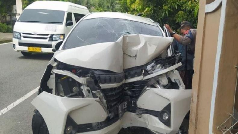Sopir Avanza Ngantuk Tabrak Beton Rumah Warga di Aceh Besar, 1 Tewas 8 Luka-Luka