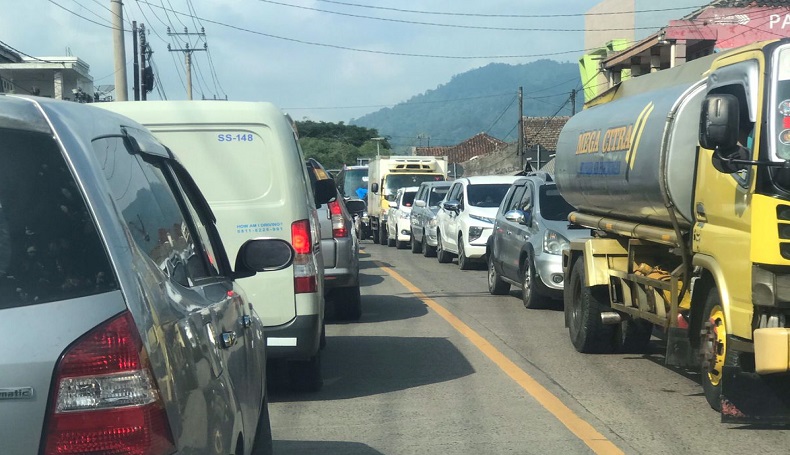 Jalur Puncak One Way ke Arah Jakarta Siang Ini