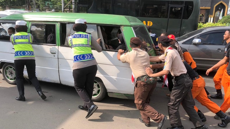 Aksi Polisi di Jalur Puncak, dari Belikan Bensin hingga Dorong Kendaraan Mogok