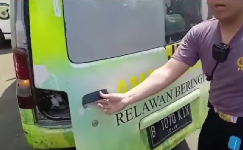 Viral Ambulans Relawan Beringin Bawa Wisatawan Terobos One Way Puncak, Golkar: Bukan Milik Partai