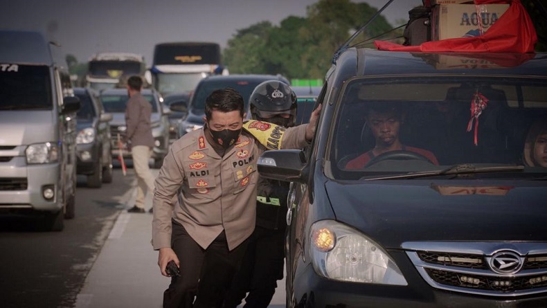 Heroik, Kapolres Karawang Dorong Mobil Pemudik yang Mogok di Tol Japek