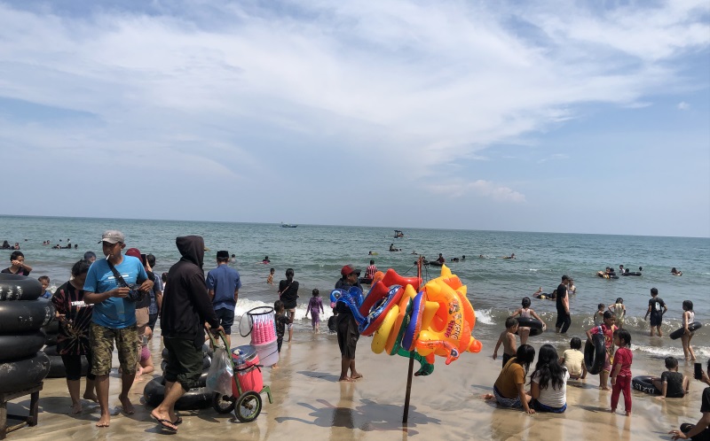 Cerita Warga Bekasi Terpaksa Menginap di Pantai Anyer akibat Terjebak Macet Parah Berjam-jam