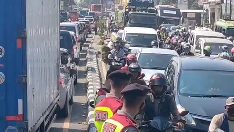 Puncak Arus Balik, Kendaraan Pemudik Merayap Belasan Km di Pantura Cirebon