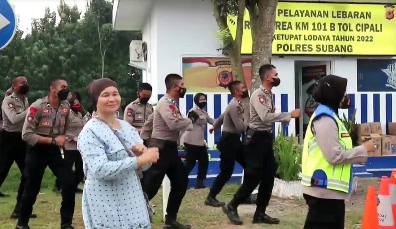 Lepaskan Penat usai Terjebak Macet, Polisi Ajak Pemudik Joget di Rest Area Tol Cipali