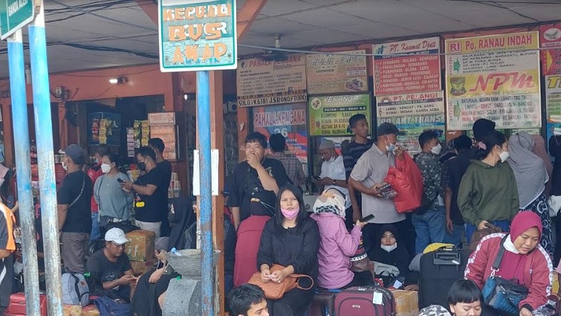 Ribuan Penumpang Tiba, Terminal Kalideres Alami Puncak Arus Balik Siang Ini