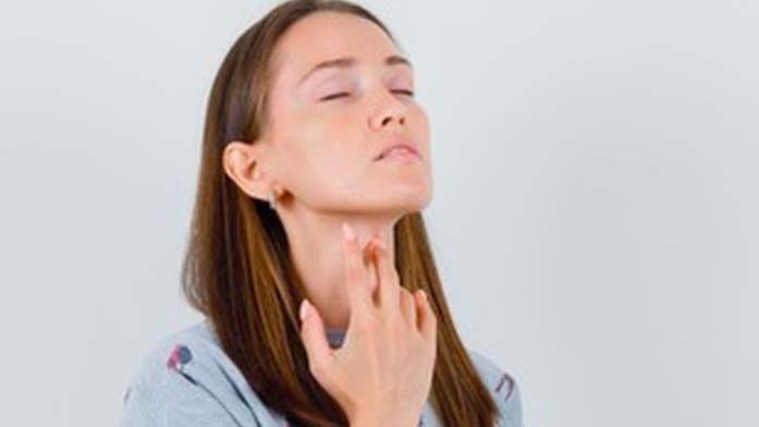 Kenapa Tenggorokan Sakit Saat Menelan? Simak Penyebab dan Cara Mengatasinya!