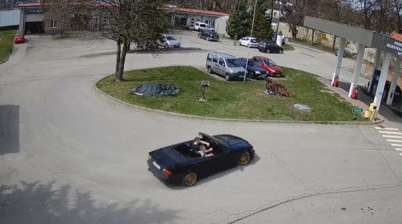 Pamer Aksi Drifting di SPBU, Pengemudi Ini Nangis Didenda Rp17 Juta