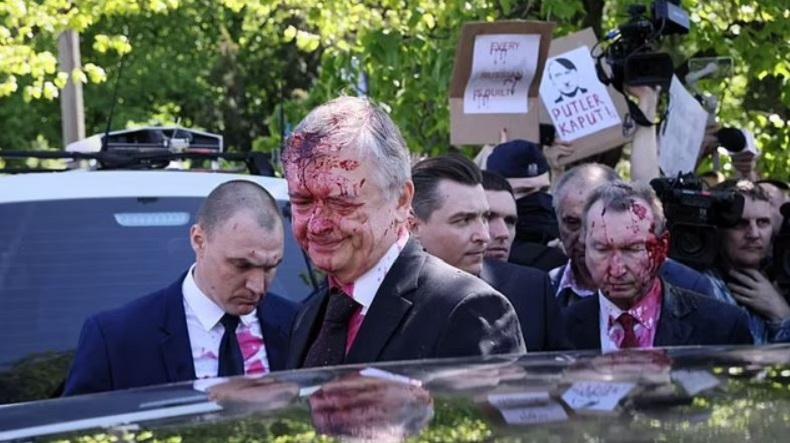 Waduh, Dubes Rusia untuk Polandia Dilempar Cat Merah