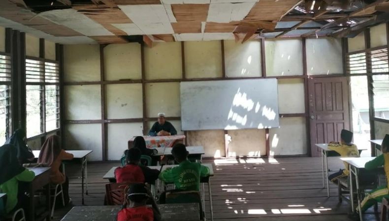 Atap Sekolah Bolong, Baju Siswa Basah Keringat dan Kehujanan saat Belajar