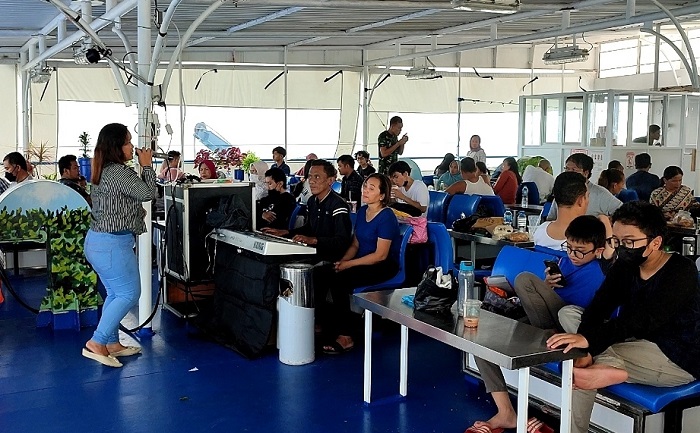 Hibur Penumpang Kapal Selama Libur Lebaran, Pengamen Selat Sunda Kantongi Rp2 Juta per Hari