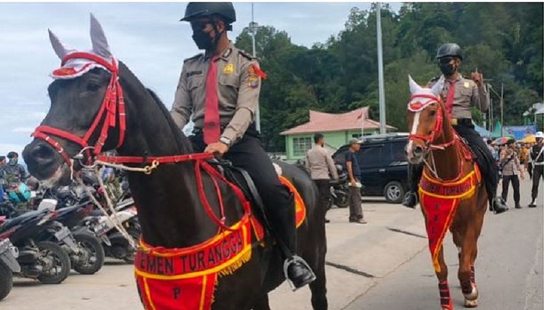 Wow di Pantai Ini Polisi Patroli Menunggangi Kuda, Curi Perhatian Wisatawan