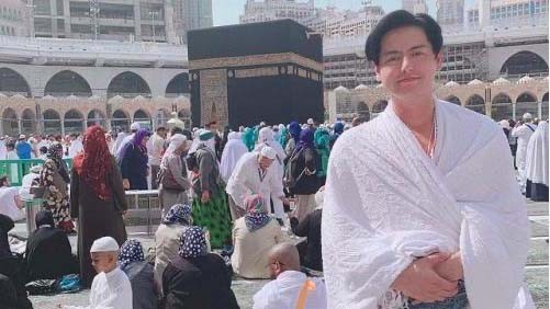 Meninggalkan Narkotika dan Jadi Mualaf, Roger Danuarta Ngaku Merasakan Kedamaian saat Ibadah