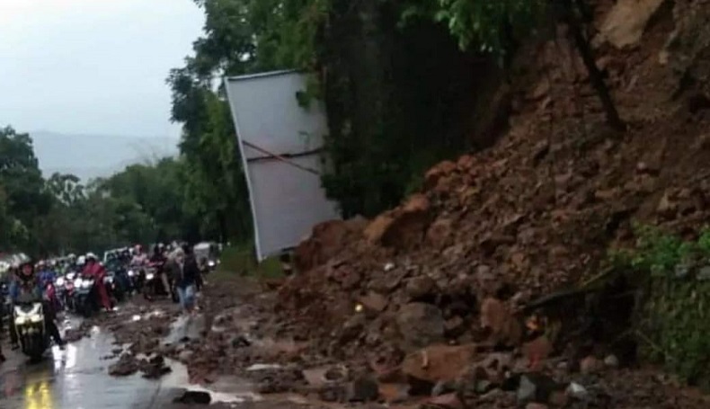 Tebing Longsor Usai Diguyur Hujan Deras, Jalan Raya Bandung-Garut Nyaris Terputus