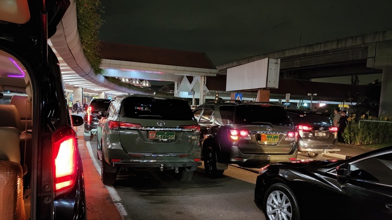 Viral Mobil Pelat Militer Parkir di Drop Zone Bandara Soetta, TNI AD Minta Maaf