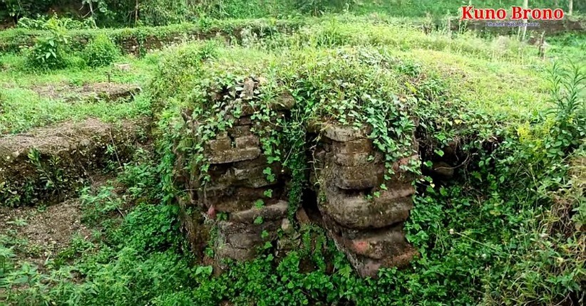 Tak Sengaja Ditemukan Bangunan Kuno Bekas Istana Kerajaan, Ternyata Sudah Dihuni Banyak Ular