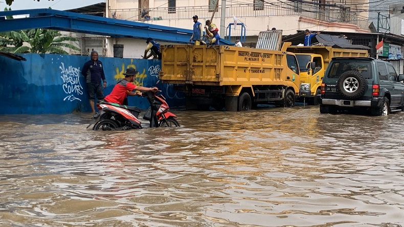 Banjir Sepaha Orang Dewasa, Jalan Raya Villa Tangerang Indah Tak Bisa Dilewati Kendaraan