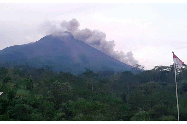 Merapi Semburkan Wedus Gembel ke Sungai Bebeng