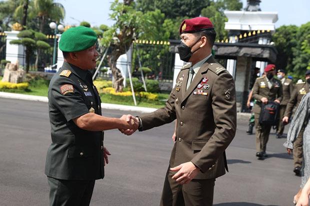 Bertemu Panglima AD Singapura, Jenderal Dudung Sebut Hubungan Militer Kedua Negara Sangat Erat