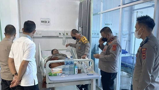 Kanit Resmob Polda Jambi yang Ditombak Begal Tersenyum saat Dijenguk Kapolda
