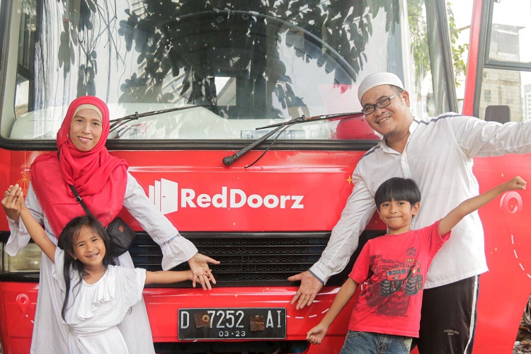 Mudik ke Kampung Halaman, Keluarga Ibu Yuliantini Berangkat dengan Campervan dari RedDoorz