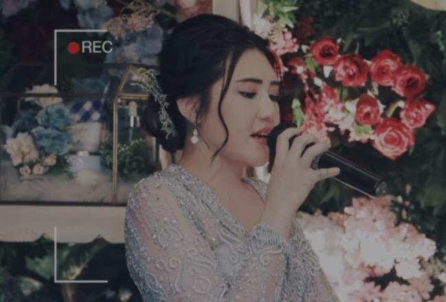 Bikin Haru, Ini Alasan Via Vallen Terima Lamaran Chevra Yolanda