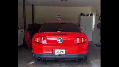 Biarkan Anak Berusia 7 Tahun Nyalakan Mobil, Ford Mustang Ringsek Tabrak Garasi